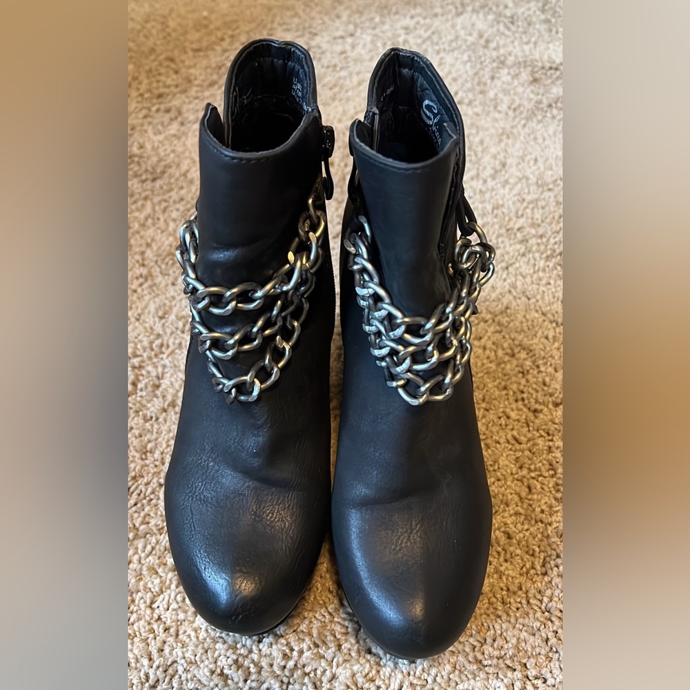 Black Ankle Boots with Chunky Heel and Edgy Chain Detail
